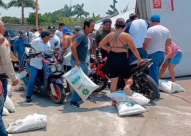 ¡RAPIÑEROS SE ROBAN TONELADAS DE AZUCAR! - *VUELCA EN CARLOS A. CARRILLO