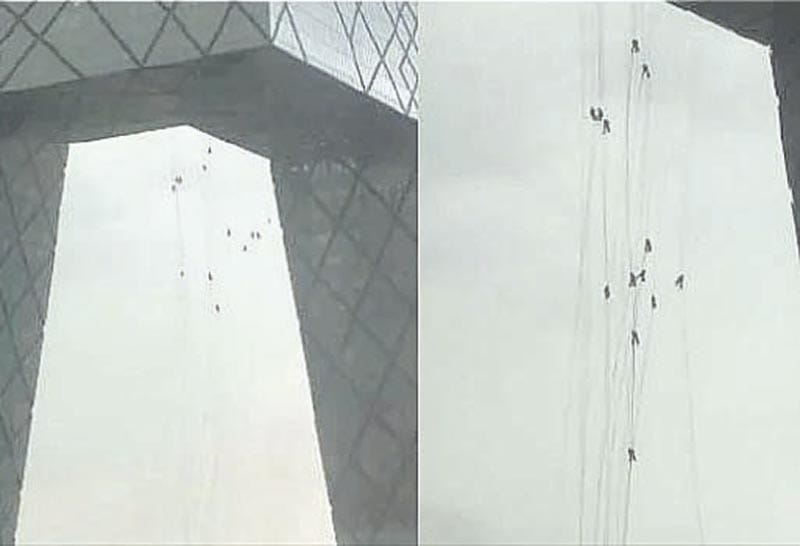 ¡TRABAJADORES DE LIMPIEZA QUEDAN COLGADOS MÁS DE 200 METROS!