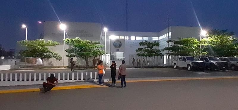 ¡TIENEN INCOMUNICADOS A LOS MARINOS!