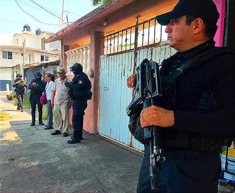 ¡A PUNTA DE PISTOLA LOS ASALTAN! - *LES QUITAN 20 MIL QUE RETIRARON DE UN BANCO