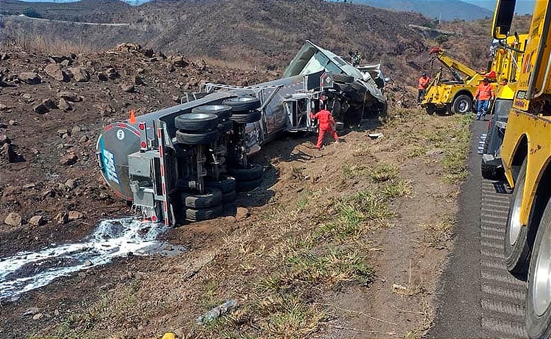 ¡30 MIL LITROS DE LECHE DERRAMADOS! - *EL TRAILERO PERDIÓ EL CONTROL POR UN GOLPE DE CALOR