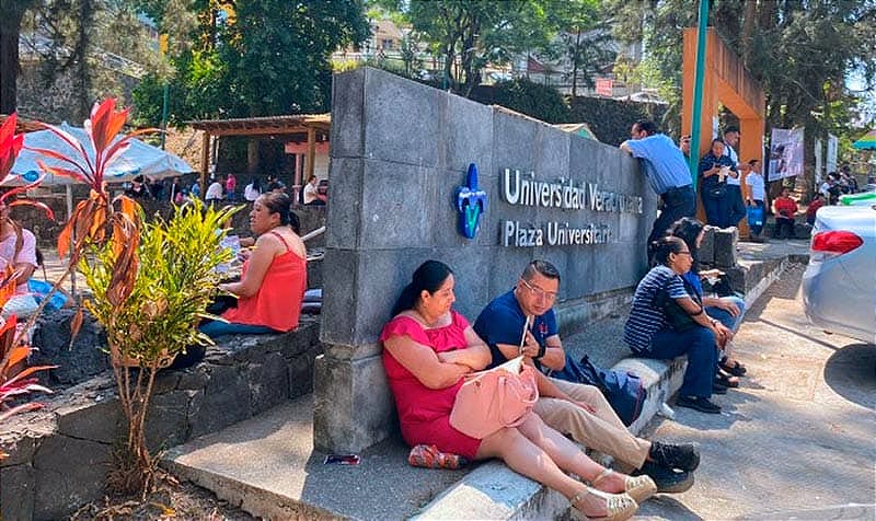 ¡NO FUERON SOLITOS! - *Acompañan a sus Hijos a Presentar el Examen de Ingreso UV