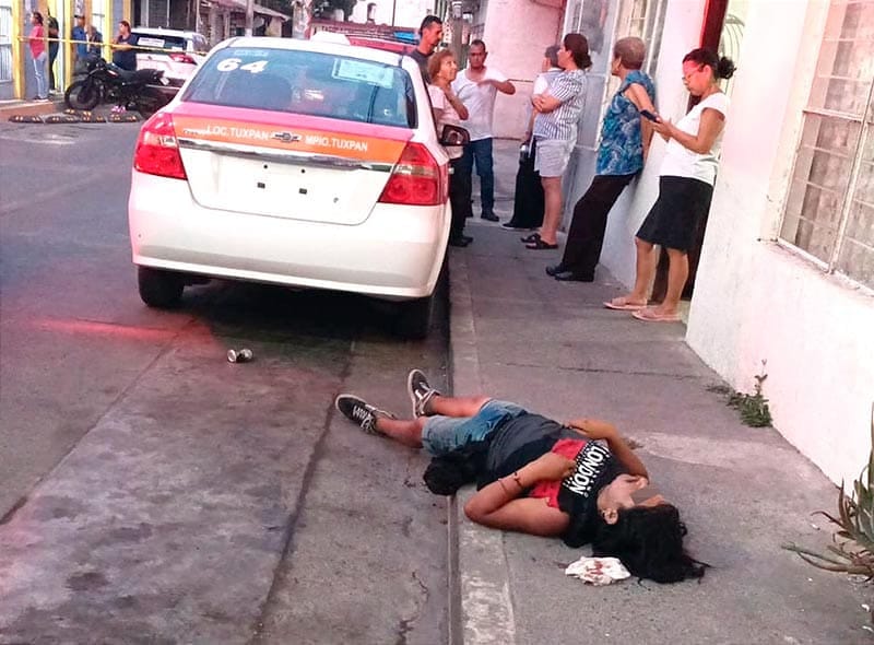 ¡DERREPENTE SE DESPLOMÓ! - MUERE DEL GOLPE EN LA CABEZA!