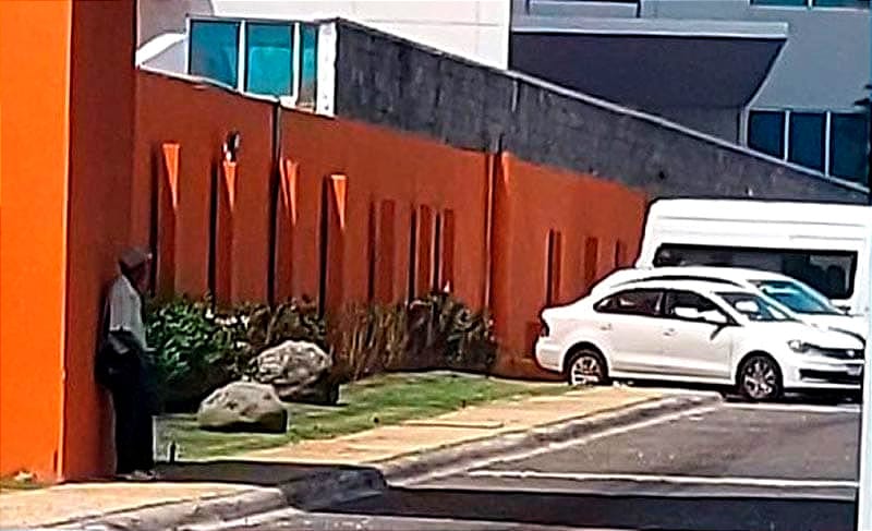 ¡LADRONA DE COLLARES! - *Entró al Hotel Donde Se Hospedaba “Por el Dinero” y Ya No Salió