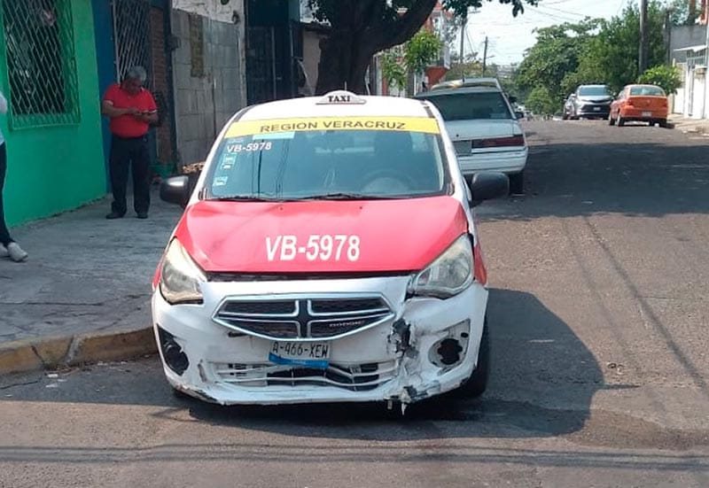 ¡CHOQUECITO DE 50 MIL EN LA COLONIA CHAPULTEPEC! - *COLISIONAN AUTOMOVILISTA Y UN TAXI