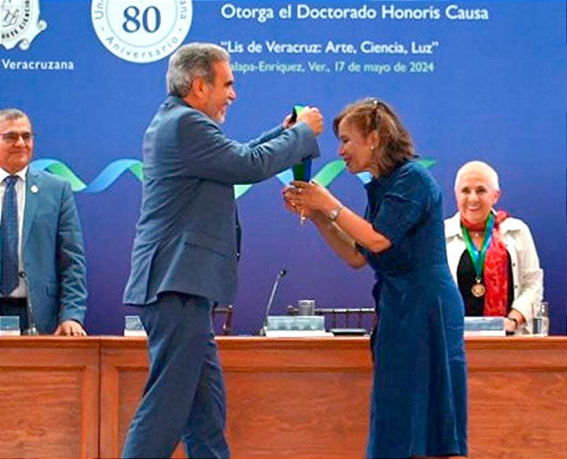 ¡DOCTORADO HONORIS CAUSA DE LA UV A MARÍA ROJO!