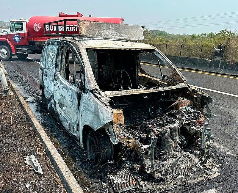 ¡SE QUEMÓ LA CAMIONETA DE LOS PASTELES! - *Veracruz-Cardel