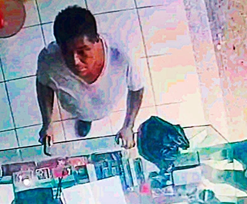 ¡LADRÓN DISTRAE A TRABAJADORA Y ROBA EL DINERO DE LAS VENTAS!