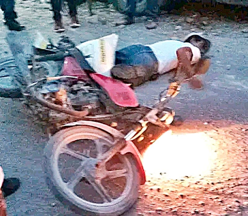 ¡MOTO-REPARTIDOR DERRAPA Y TERMINA CON LOS CACHETES RASPADOS!