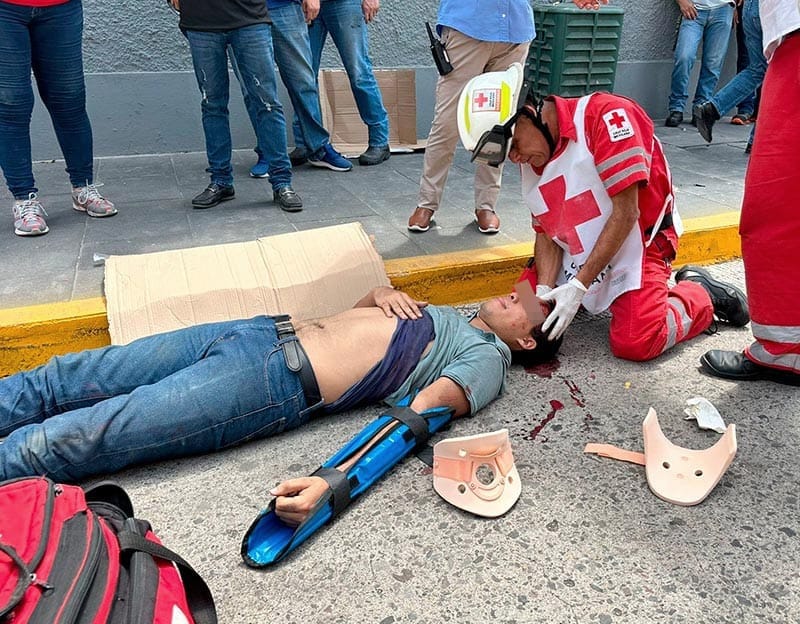 ¡TRABAJADORES DE AGENCIA ADUANAL ARROLLADOS POR EL CAMIÓN! - CRUZABAN SIN HACER ALTO TOTAL