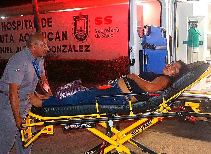 ¡TRES HERIDOS EN VOLCADURA DE AMBULANCIA! - *LOS CHOCARON Y SE SALIERON DE LA AUTOPISTA