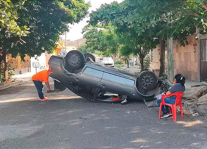 ¡CONDUCTORA SE ESTRELLA CON JARDINERA Y TERMINA CON LAS PA’ARRIBA! - VALLE DORADO