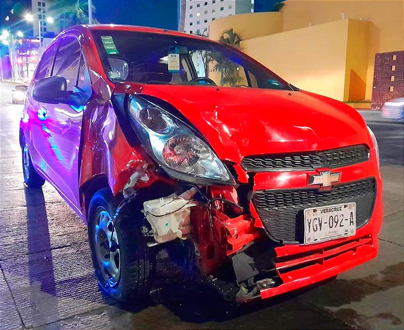 ¡CHUZA AFUERA DE PLAZA SOL! - COCHE VS MOTO