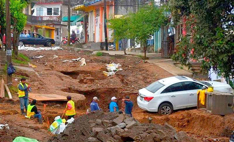 ¡SE HUNDEN DOS VEHÍCULOS! - SOCAVÓN DE LA CALLE RÍO TECOLUTLA EN XALAPA