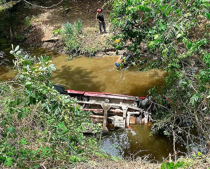 ¡CAMIONETA DE CARGA AL ARROYO! - TEXISTEPEC