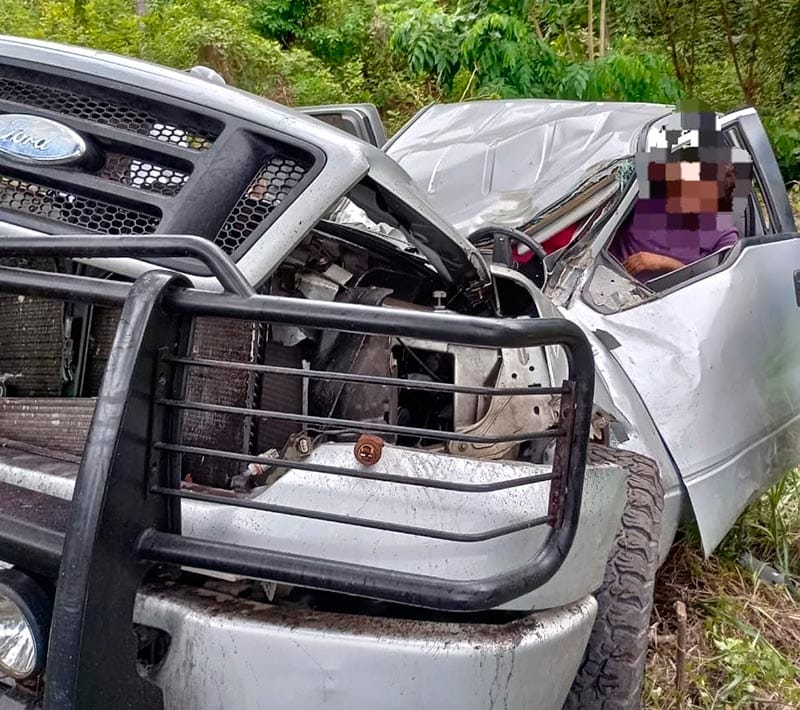 ¡UN MUERTO Y DOS HERIDOS EN TRÁGICA VOLCADURA! - *SALIO VOLANDO TRATANDO DE LIBRAR LOS BACHES