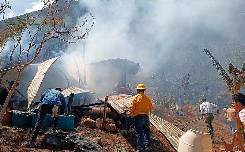 ¡FUEGO ARRASÓ CON CASA DE HUMILDE FAMILIA EN NOGALES!