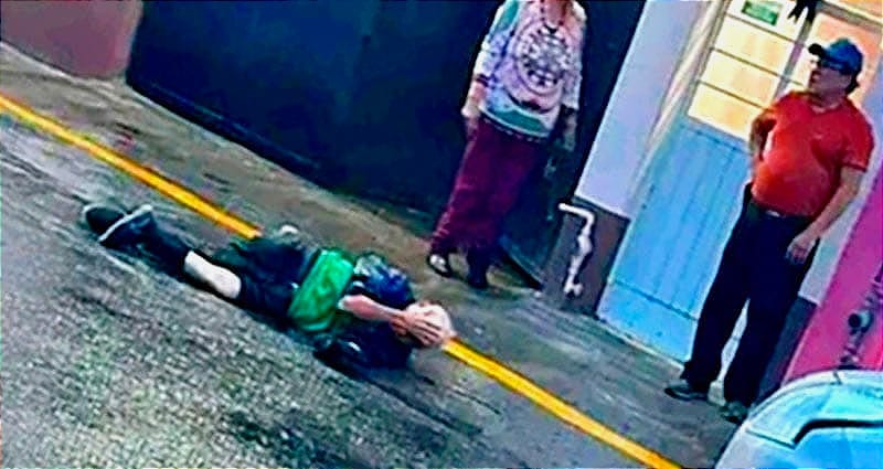 ¡“EL FRAILE” RESBALA POR PISO MOJADO Y TERMINA EN EL HOSPITAL!