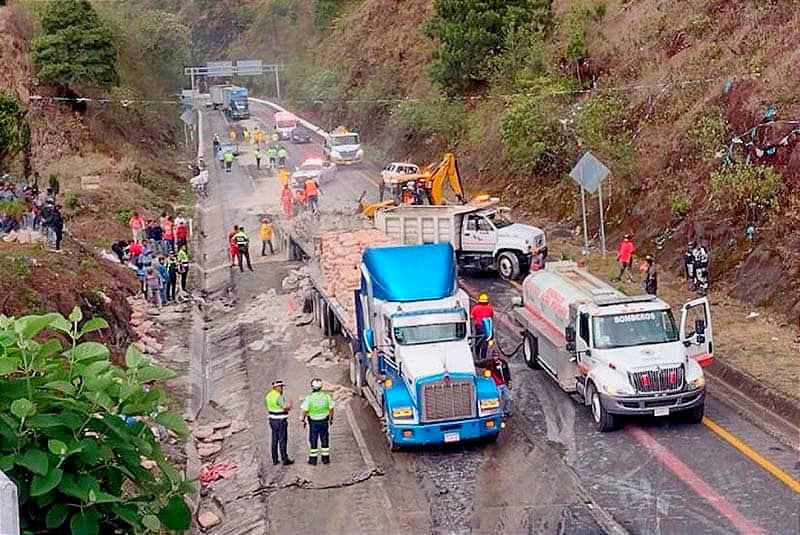 ¡CHOQUE DE “MONSTRUOS”! - CUMBRES DE MALTRATA *UNO DE LOS TRACTOCAMIONES SE INCENDIO POR EL BRUTAL IMPACTO