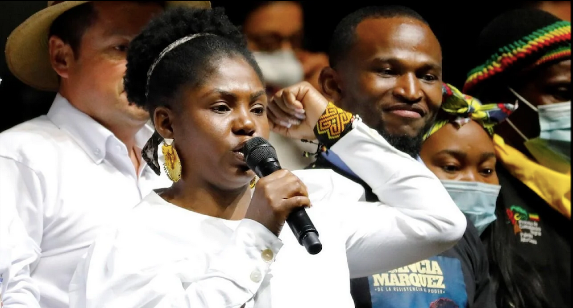 ¡BALEAN VEHÍCULO EN EL QUE VIAJABA EL PADRE DE LA VICEPRESIDENTA COLOMBIANA FRANCIA MÁRQUEZ!