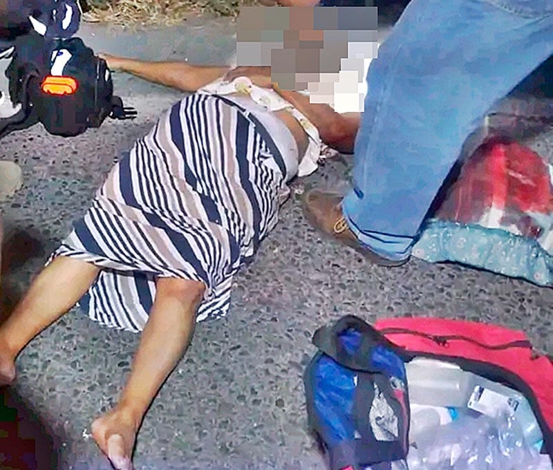 ¡ATROPELLA A LA VENDEDORA DE ESQUITES! - *EL MOTOCICLISTA SE DIO A LA FUGA