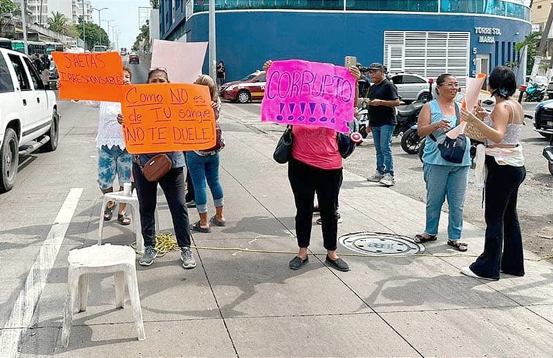 ¡CIERRAN EL BULEVAR CONTRA DUEÑO DE SAETA! - EXIGEN PAGUE LAS CURACIONES A LOS HERIDOS DE LA VOLCADURA