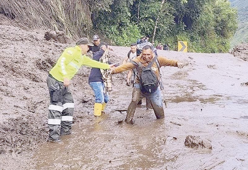 ¡DESLIZAMIENTO DE TIERRA POR LLUVIAS DEJA AL MENOS SEIS MUERTOS Y 30 DESAPARECIDOS EN ECUADOR!