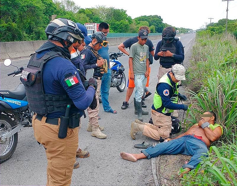 ¡SE LE DESMAYO EN LA MOTO! - *AUXILIABA A SU AMIGO *Bajaron en la orilla de la carretera pero al llegar los técnicos de urgencias médica ya había muerto