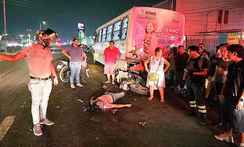 ¡IBA COMO BALA! - SE ENCUENTRA GRAVE TRAS IMPACTARSE CONTRA EL CAMIÓN DE PASAJE!