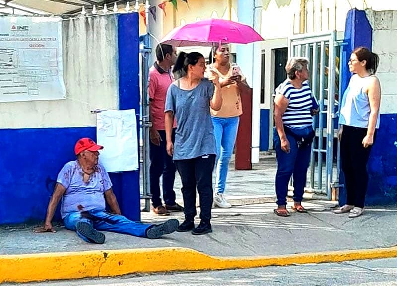 ¡BALEADO A LAS PUERTAS DE LA ESCUELA! - *RECOGÍA MATERIAL ELECTORAL