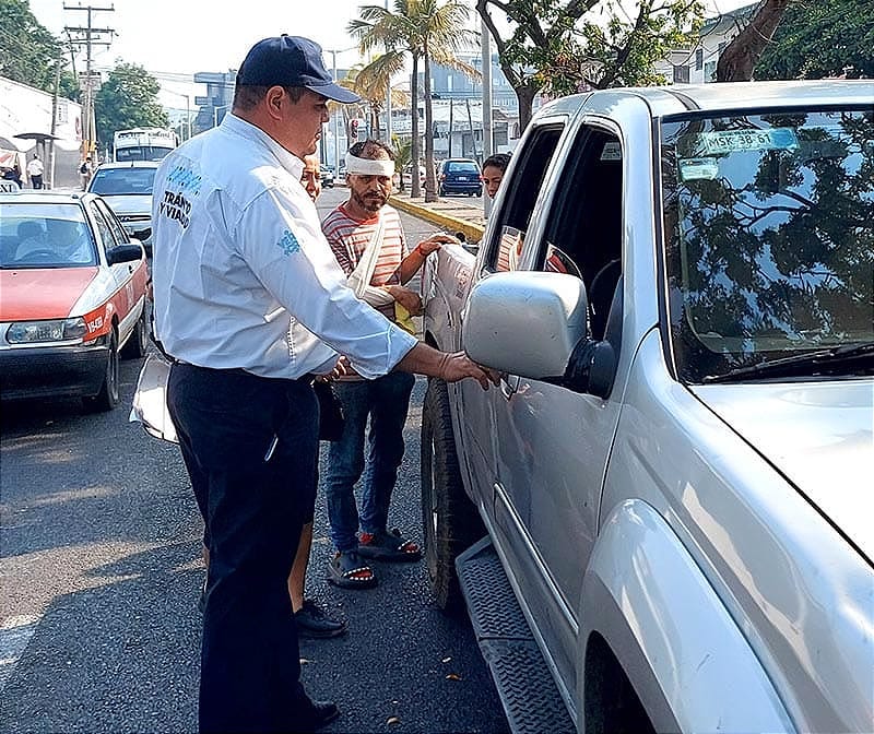 ¡SE LLEVÓ DE “CORBATA” AL PEATÓN! - *TERMINA CON EL BRAZO DISLOCADO