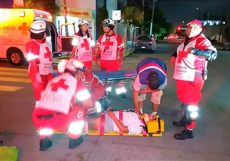 ¡PAREJA EN MOTO CRUZAN SIN VER Y CHOCAN CONTRA TAXI!
