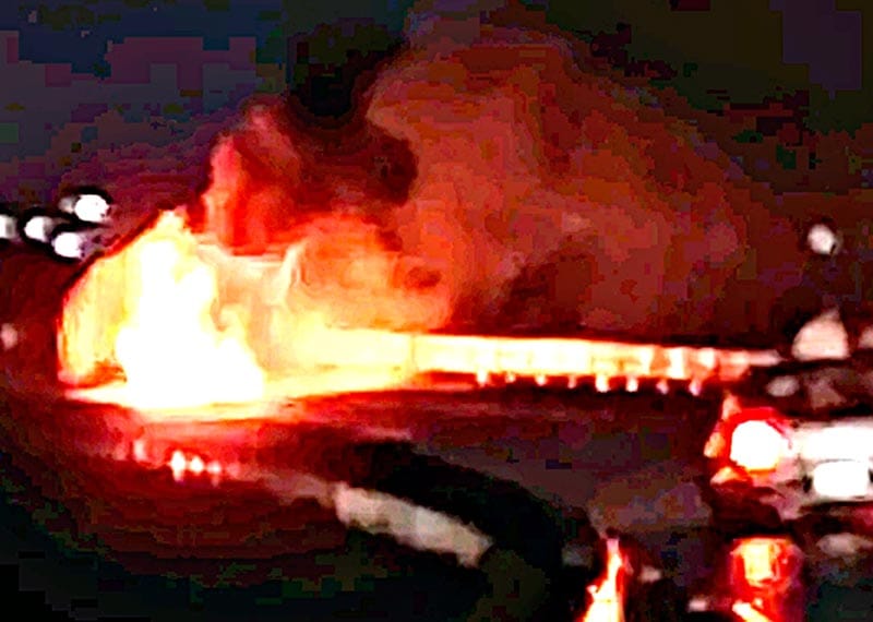 ¡SE QUEMA CAMIONETA DE LUJO EN LA AUTOPISTA!