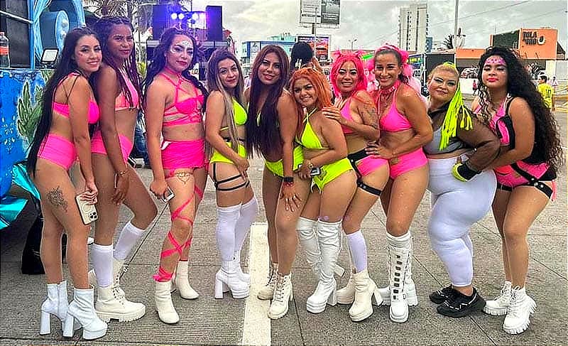 EN EL DESFILE DE CARNAVAL...!