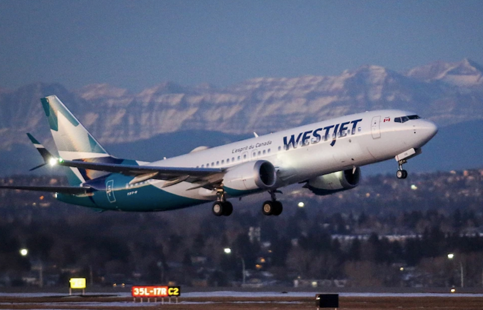 ¡AEROLÍNEA CANADIENSE WESTJET CANCELA MÁS DE 400 VUELOS!