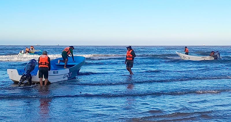 ¡RESCATAN A FAMILIA DE LANCHA VOLCADA EN LA BOCANA! - *Siete adultos y dos menores fueron atendidos por técnicos en Urgencias Médicas de Bomberos Conurbados