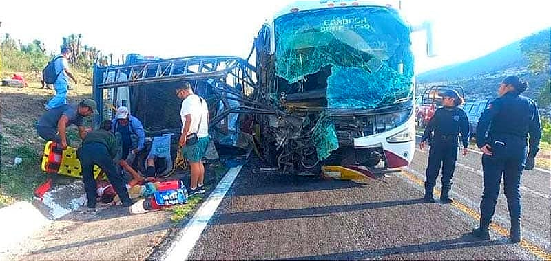 ¡SE IMPACTAN DE FRENTE AUTOBÚS AU Y CAMIONETA! - Tehuacán-Orizaba
