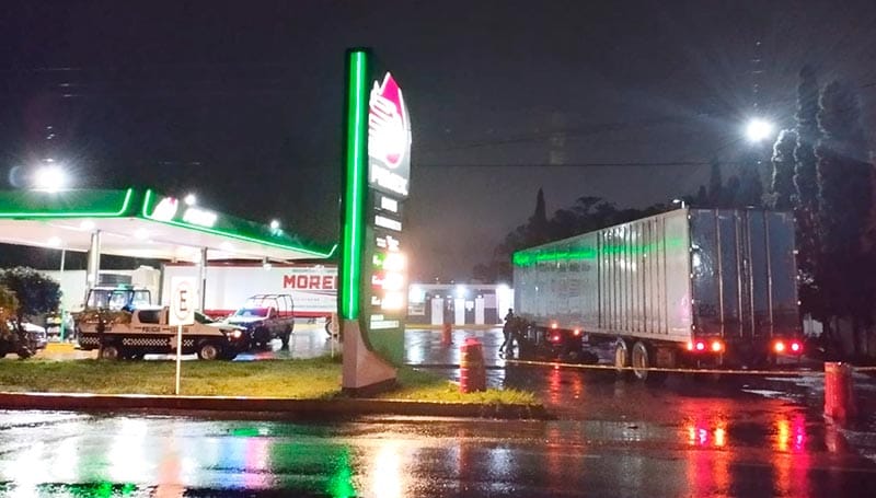 ¡MACHACADO POR EL TRÁILER! - *La víctima no ha sido identificada *Traía cargado dos bolsas con ropa *El Trailero se dio a la fuga