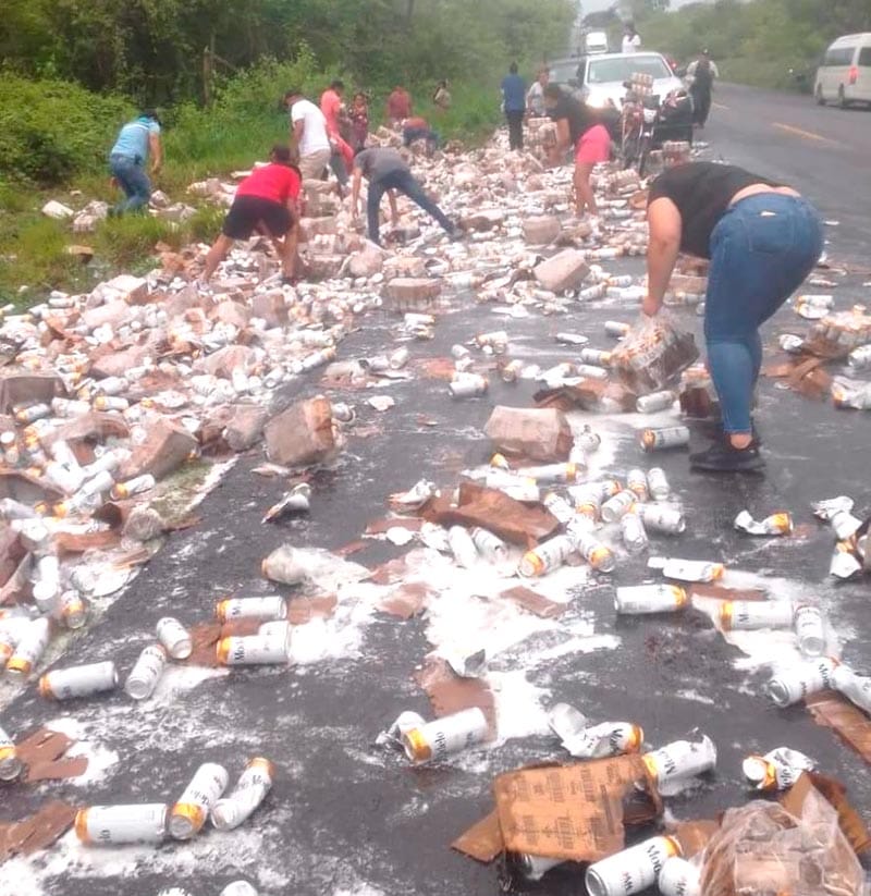 ¡SE VOLTEA TRÁILER Y SALEN VOLANDO LATAS DE CERVEZA!