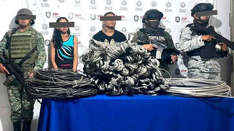 ¡LOS DETIENEN CON 73 ROLLOS DE CABLE DE LA CFE!