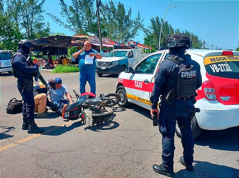 ¡LE CERRO EL PASO EN LA VUELTA! - MOTOCICLISTA SE ESTRELLA CONTRA TAXI!