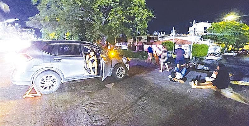 ¡FAMILIA VIAJABA EN UNA MOTO Y TERMINA EN EL HOSPITAL!