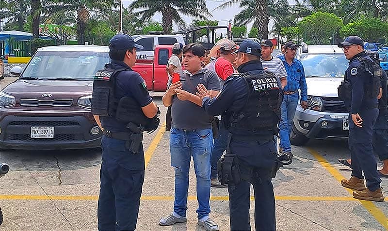 ¡POLICÍAS QUERÍAN LLEVÁRSELO! - *LA UNIDAD NO TENÍA NINGÚN REPORTE *LA FAMILIA RECIBIÓ AYUDA DE CIUDADANOS