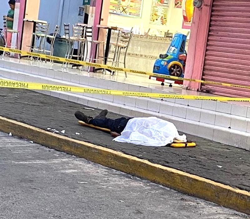 ¡SE LE PARÓ EL CORAZÓN A DON MARIO! - CAMINABA POR EL CENTRO DE CATEMACO