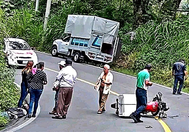 ¡MOTO-REPARTIDOR PIERDE CACHETE Y MEDIO EN DERRAPÓN! - CARRETERA FEDERAL FORTÍN-HUATUSCO