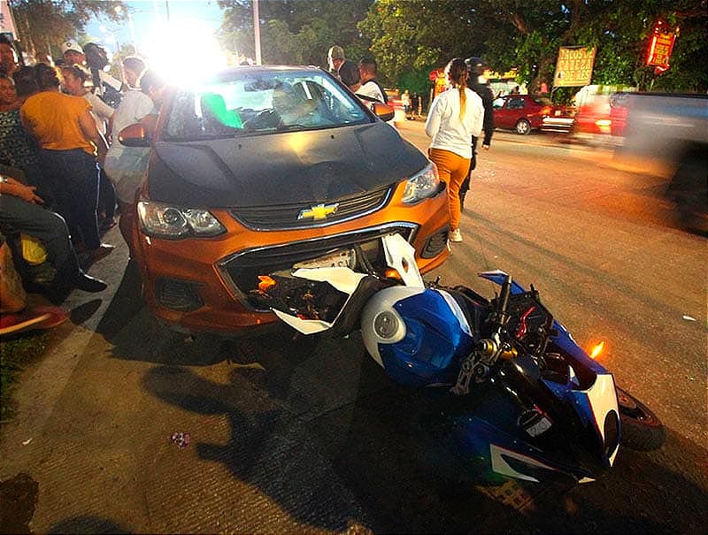 ¡LE DIO POR ATRÁS A MOTOCICLISTA! - INTENTO HUIR CORRIENDO PERO TESTIGOS SE LO IMPIDIERON