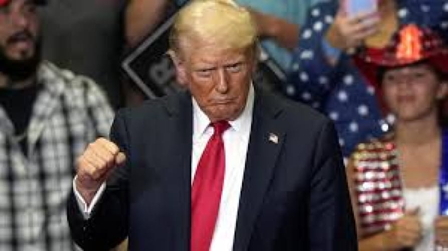 ¡TRUMP ARREMETE CONTRA HARRIS DURANTE SU VISITA A UNA CIUDAD CON NEXOS HISTÓRICOS CON KU KLUX KLAN!