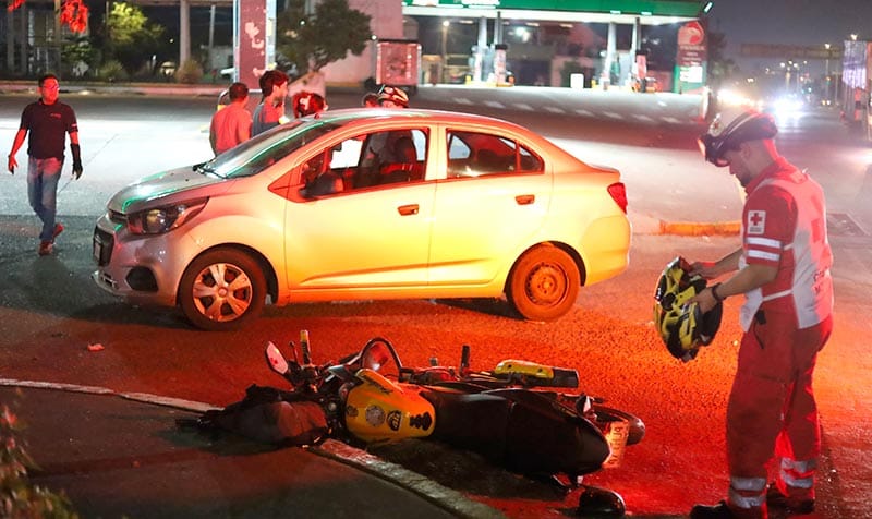 ¡MUJER MOTOCICLISTA CHOCA Y ATERRIZA EN EL PAVIMENTO!