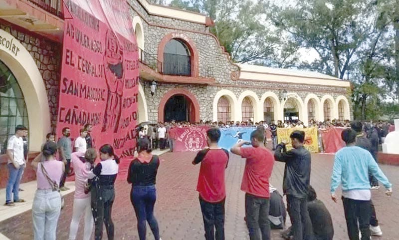 ¡RECLAMAN NORMALISTAS A AMLO NO RESOLVER EL CASO DE LOS 43!