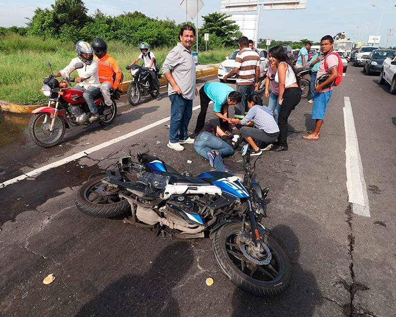 ¡APARATOSO ACCIDENTE EN EL DISTRIBUIDOR CABEZA OLMECA! - *PAREJA DE MOTOCICLISTAS SE IMPACTAN CONTRA CAMIONETA!